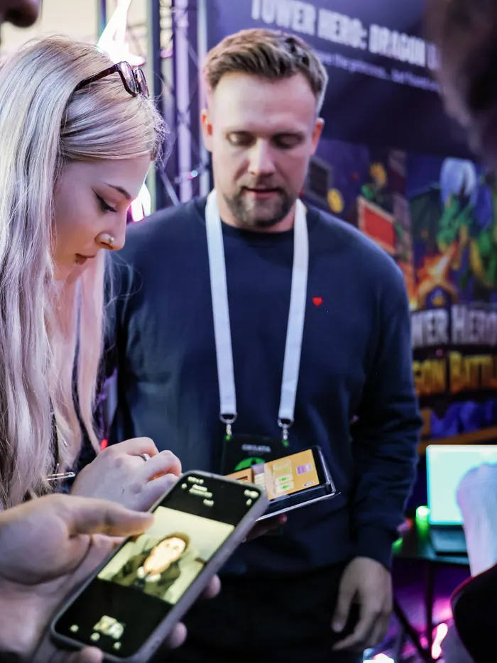 Тест игры на планшете у стенда студии.
