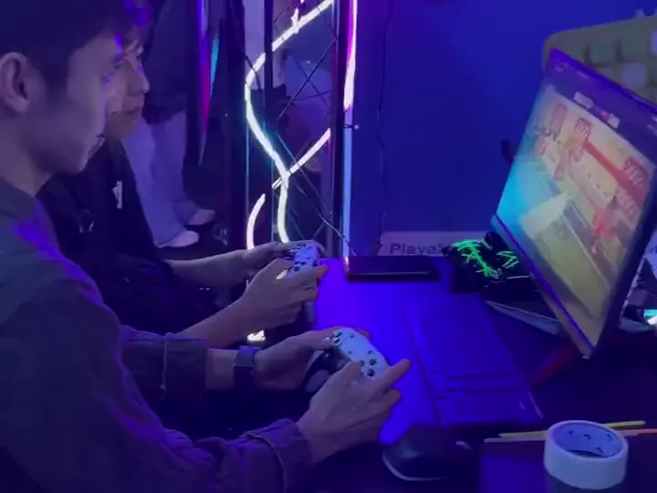 Гости играют в Footpong на стенде Creata Group, Digital Creative Zone.