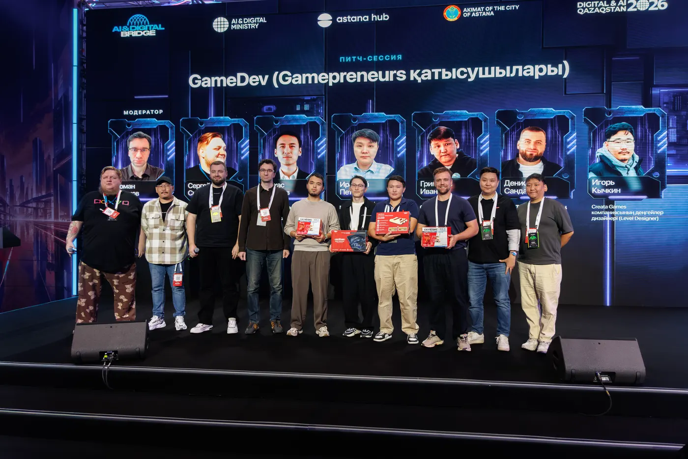 Топ-10 GamePreneurs с жюри и модератором после питчинга, 3 октября.